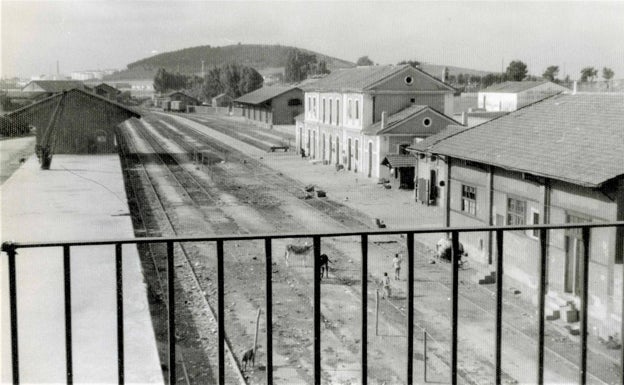 Estación de Cáceres en los años 60. De izquierda a derecha, muelles cubiertos de las compañías MCP primero y MZA a continuación, y tras ellas, el edificio de viajeros.