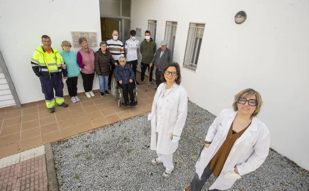 La enfermera Isabel Patrón junto a la médico de familia Ana Bravo y usuarios del centro de salud de Valdesalor. /JORGE REY