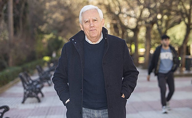 El exconcejal y candidato de Levanta Cáceres, tras la entrevista, en el Paseo de Cánovas. 