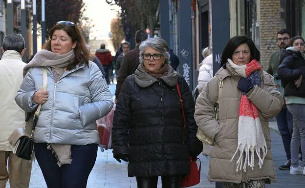 Abrigos y bufandas volvieron a ser protagonistas este viernes en Extremadura./HOY