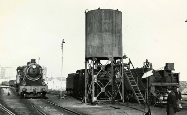 Locomotora de reserva, junto al depósito de agua de Cáceres, en una foto de los años 60.