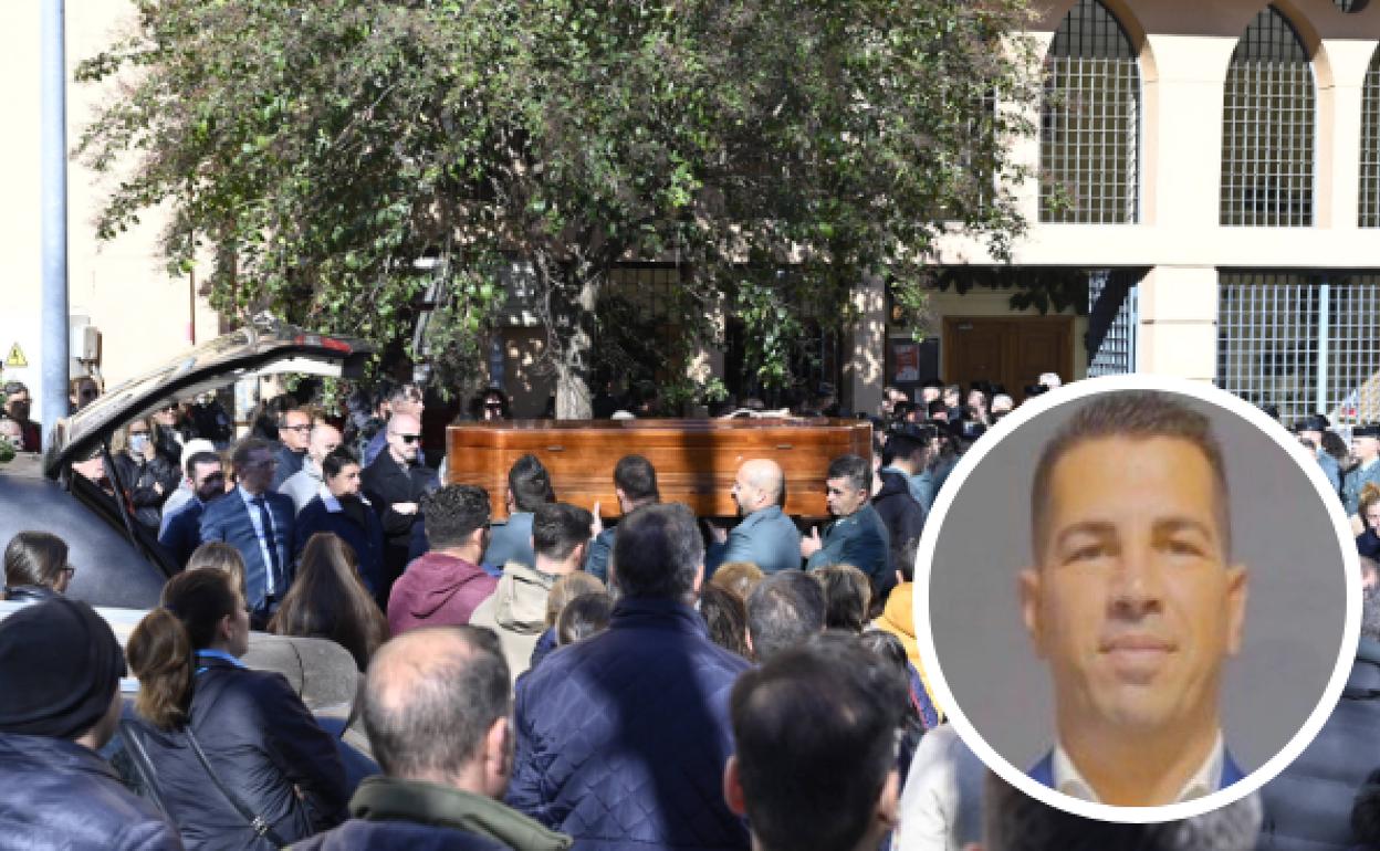 Agentes de la Guardia Civil portan el féretro con los restos mortales de su compañero. 