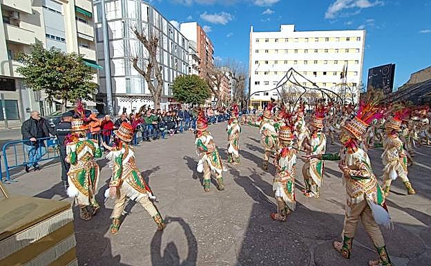 La comparsa Caretos Salvavida baila ante la llegada de Pedro Sánchez en el Palacio de Congresos de Badajoz. 