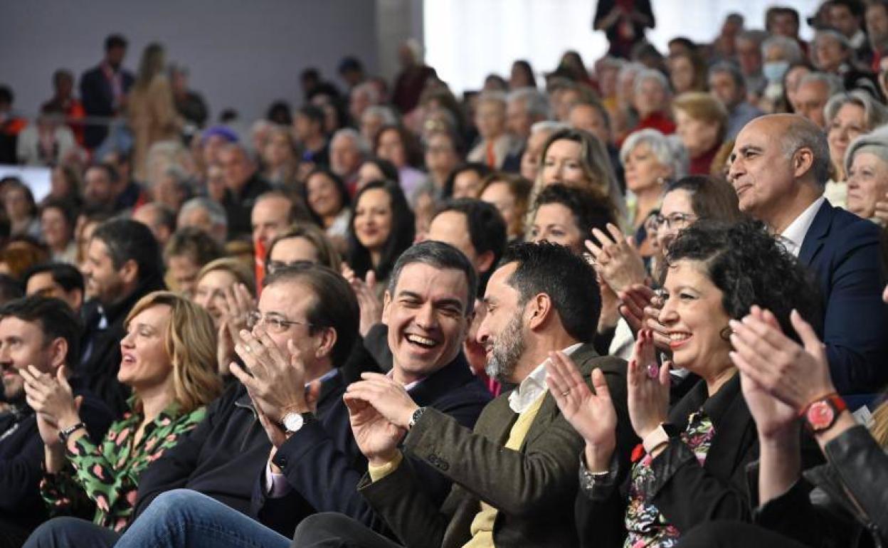 Sánchez ríe con Ricardo Cabezas durante su presentación como candidato a la alcaldía de Badajoz. 