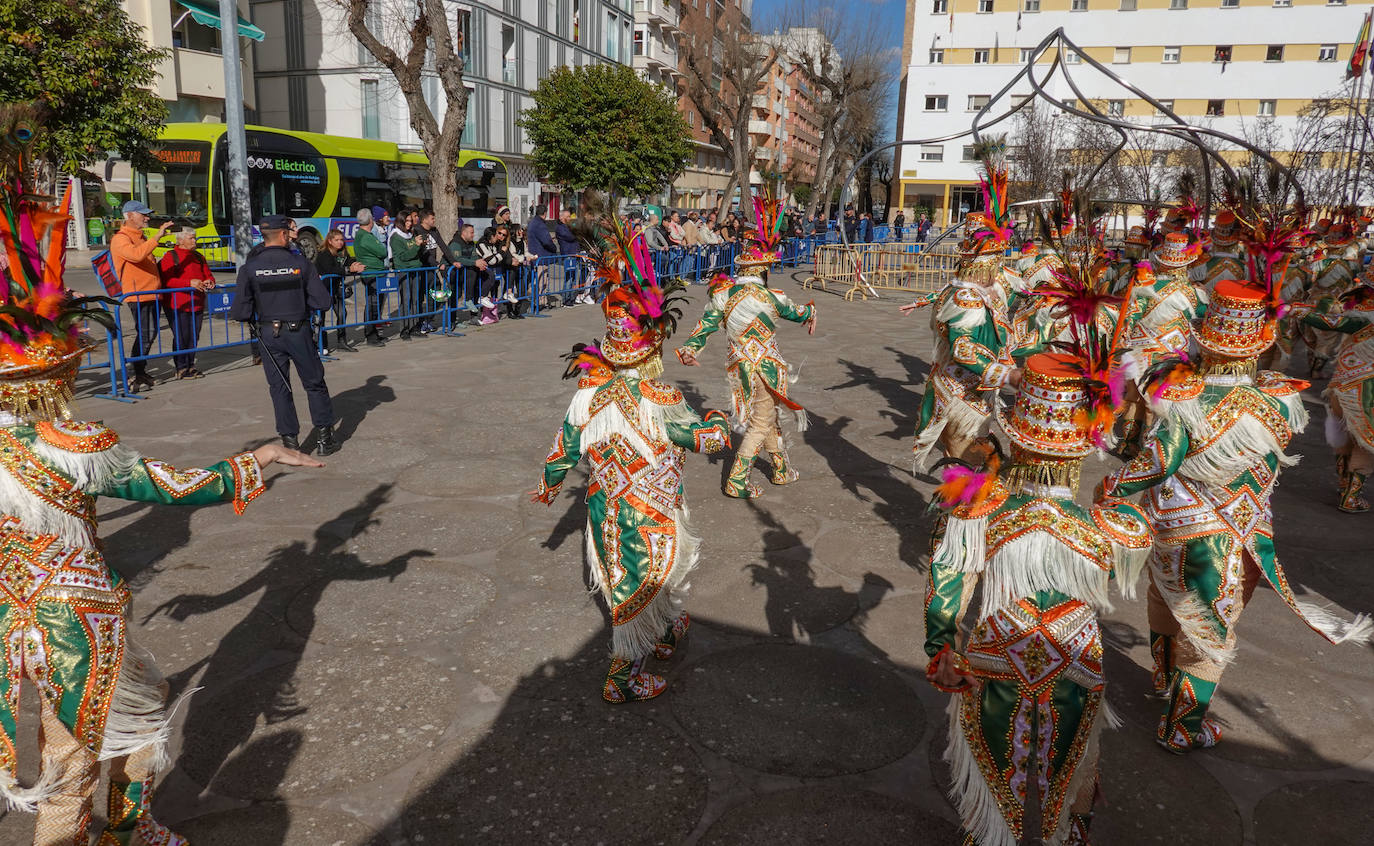 Actuación de la comparsa Caretos Salvavidas a la llegada de Pedro Sánchez al Palacio de Congresos. 