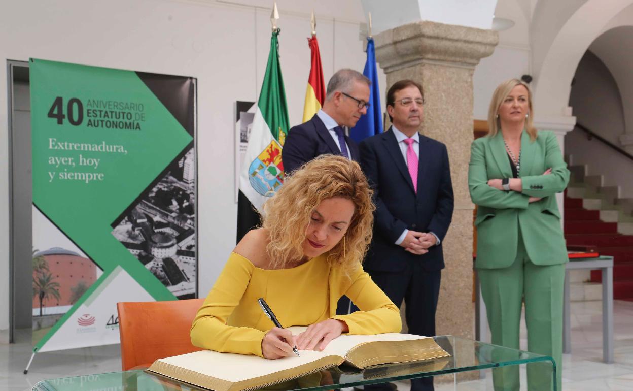 La presidenta del Congreso firma en el libro de honor de la Asamblea de Extremadura. 