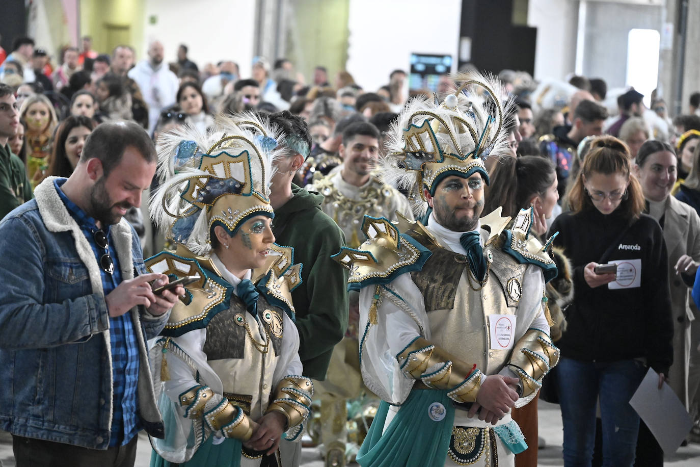 Miembros de Achikitú, la comparsa de Don Benito, primer premio en estandarte fijo. 