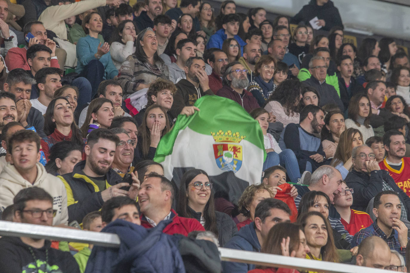 Fotos: Fiesta incompleta de España en Cáceres