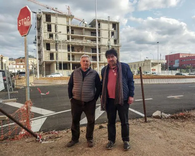 Ángel López, vecino de la calle El Viento, junto a Víctor Cansado. / C. MORENO