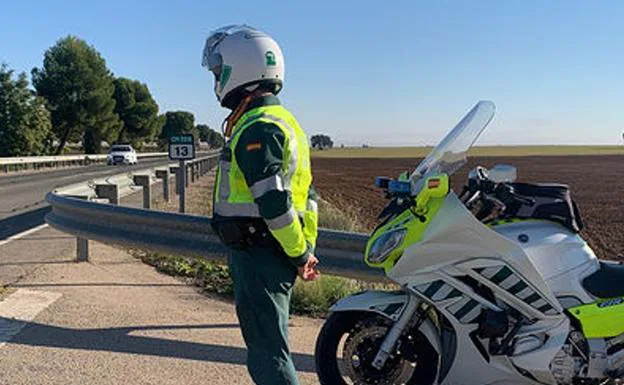 Imagen de archivo de un control de la Guardia Civil. /HOY