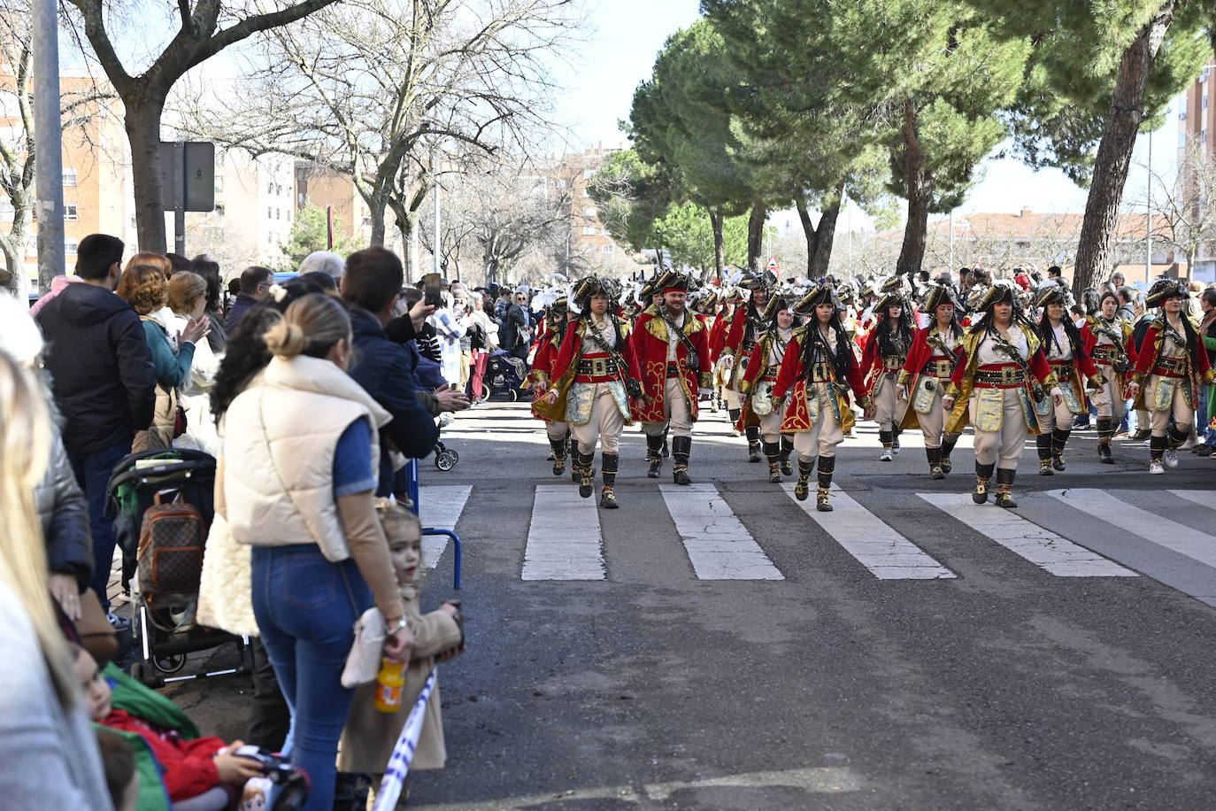 Fotos: Desfile de comparsas de Valdepasillas, en imágenes