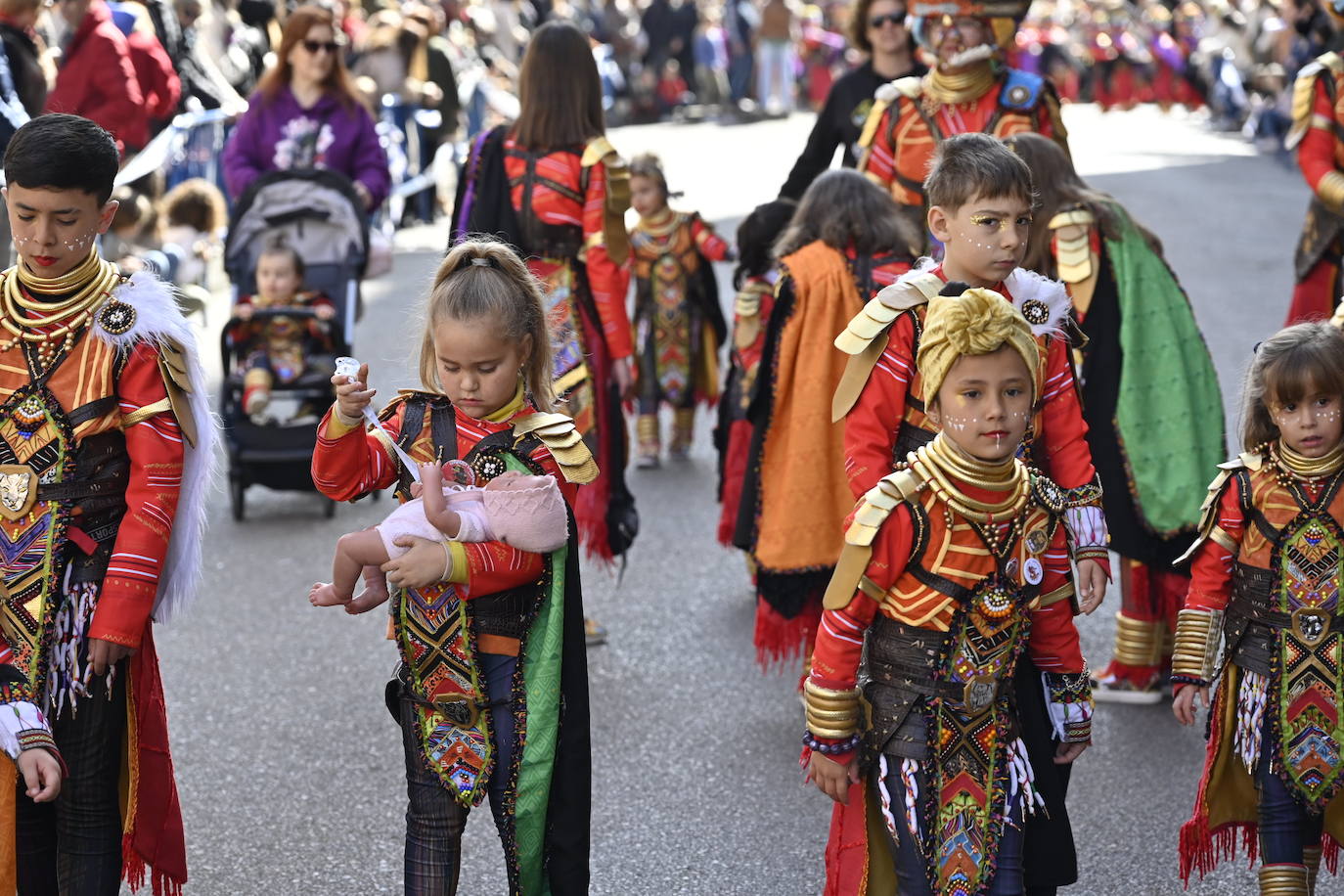 Fotos: Desfile de comparsas de Valdepasillas, en imágenes