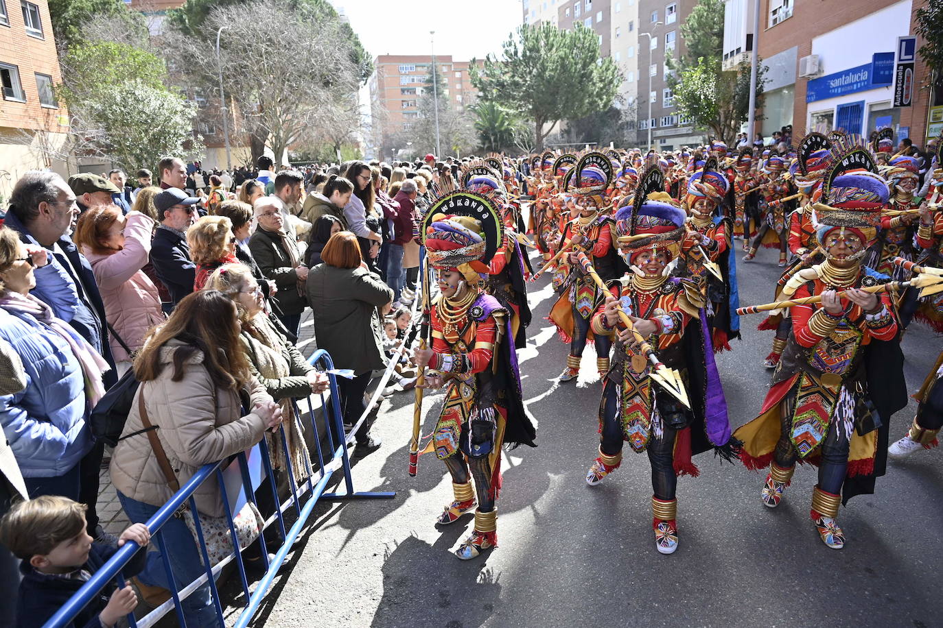 Fotos: Desfile de comparsas de Valdepasillas, en imágenes