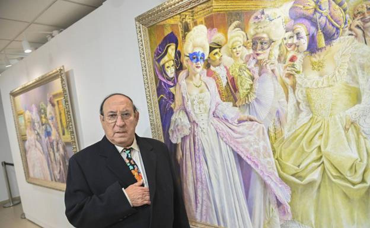 Juan Valdés, junto a algunas de sus obras expuestas hace unos días en el Museo de la Ciudad de Badajoz. 