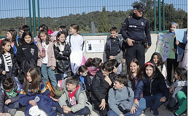 Niños de dos colegios acudieron al acto de la colocación de la placa en el Parque del Príncipe. 