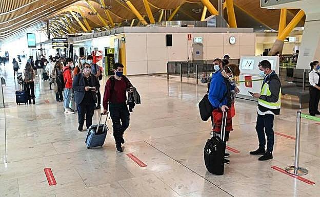 Viajeros en el aeropuerto de Barajas en 2022.