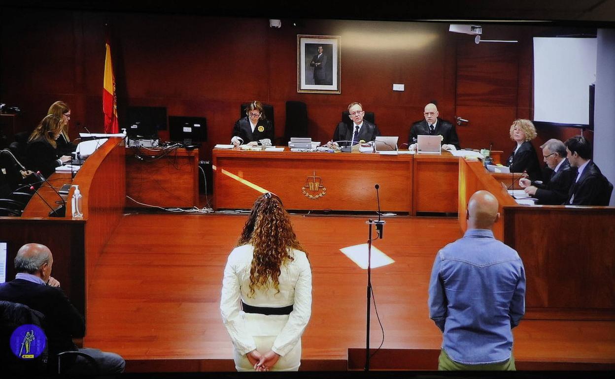 Los acusados, Priscila Lara Guevara y Constantín Gabriel Dumitru, de pie en el juicio durante la sesión del lunes. 