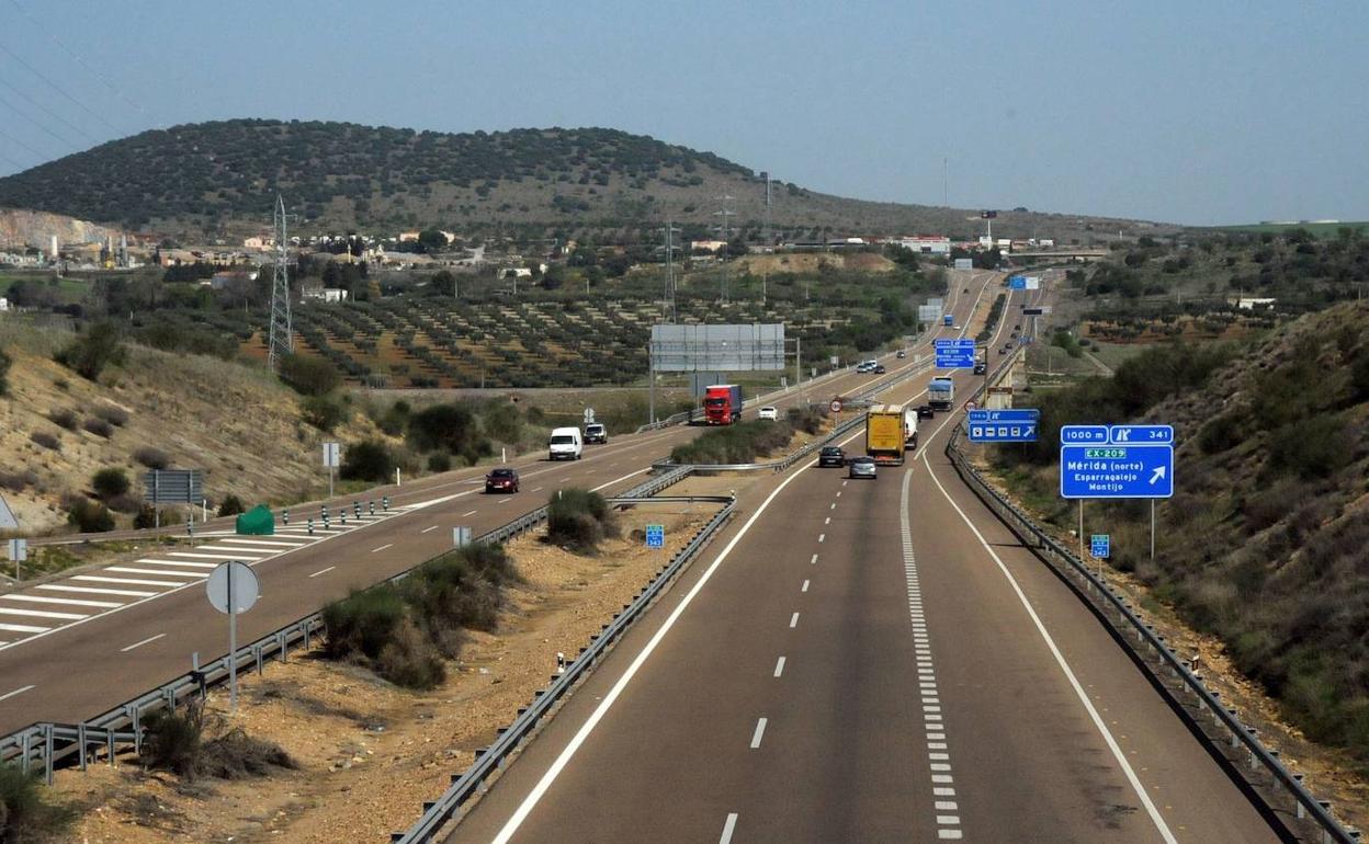 Sucesos: Dos jóvenes heridos en una salida de vía en la A-5 cerca de Mérida