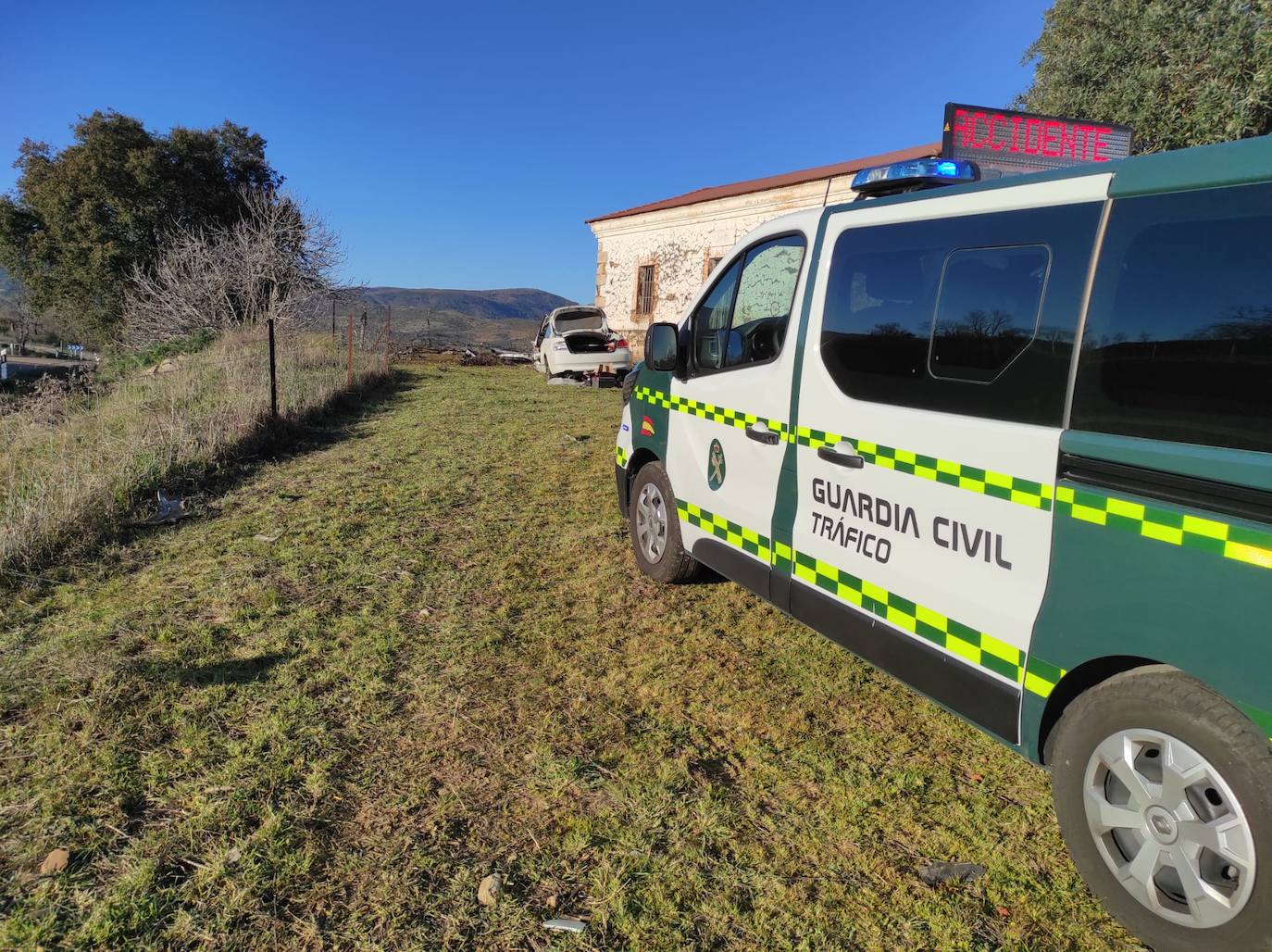 Fotos: Un vecino de Cáceres de 40 años muere en una salida de vía en Logrosán