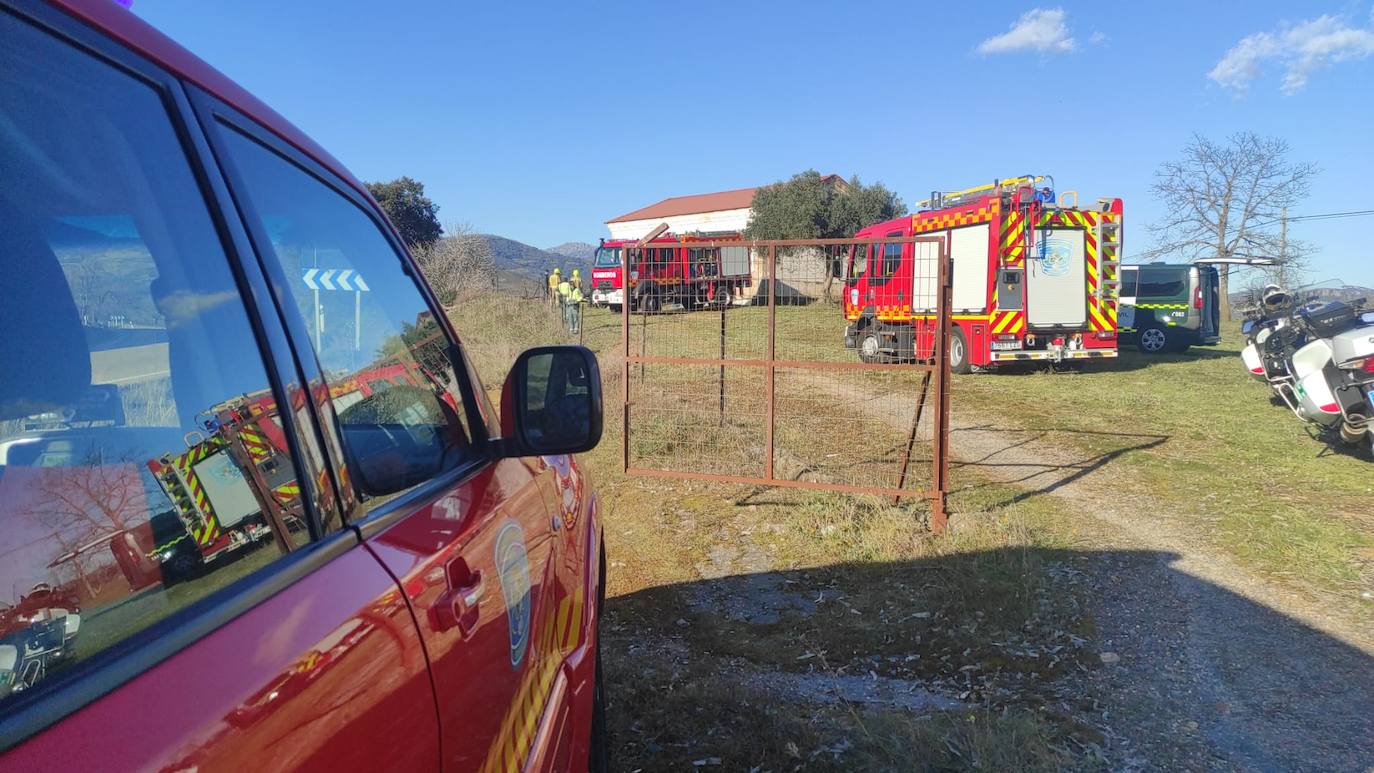 Fotos: Un vecino de Cáceres de 40 años muere en una salida de vía en Logrosán