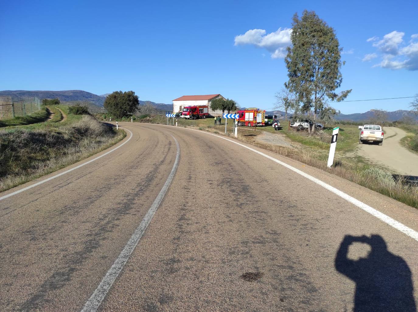 Fotos: Un vecino de Cáceres de 40 años muere en una salida de vía en Logrosán