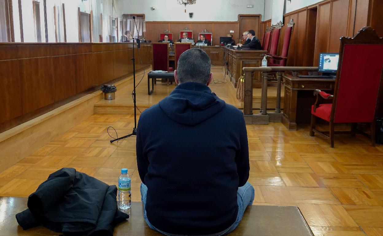 La condena es mayor porque el procesado tenía antecedentes por hechos similiares.