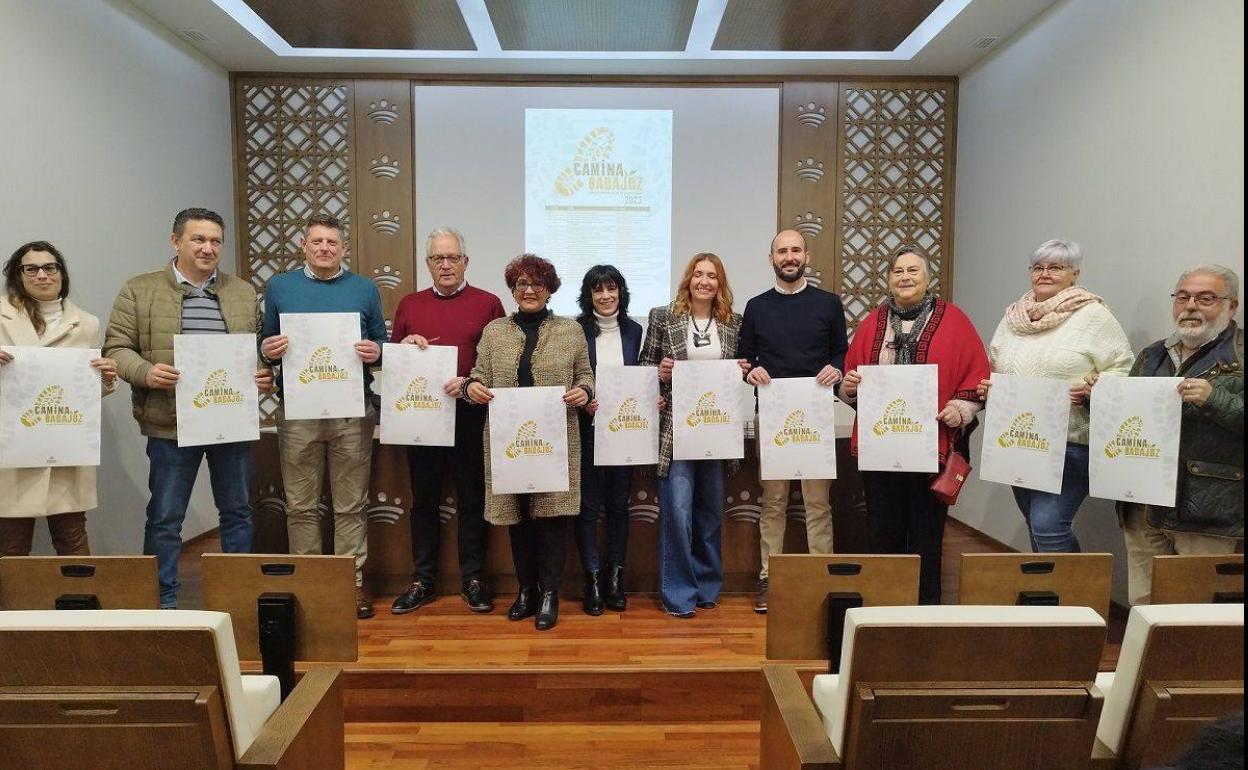 Fotografía de familia tras la presentación del circuito de rutas senderistas. 