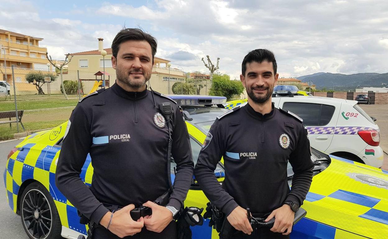 Los policías locales Pedro Velázquez y José Manuel Merino. 