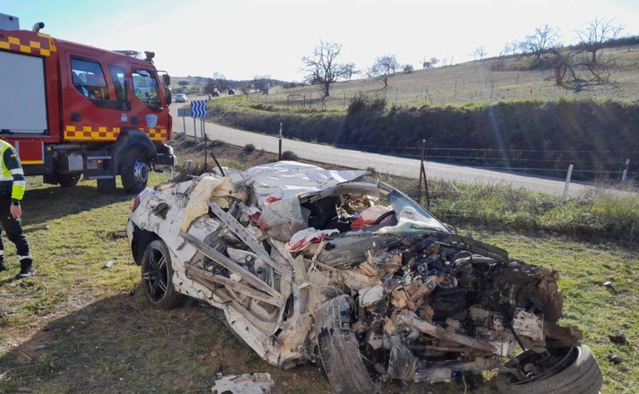 Estado en el que quedó el vehículo, que se salió de la EX-102 en un tramo con curva. 