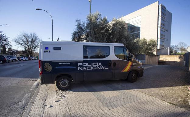 Imagen principal - Furgón policial en el que los acusados llegaban al Juzgado; el abogado de la acusación; y la abogada de la defensa. 