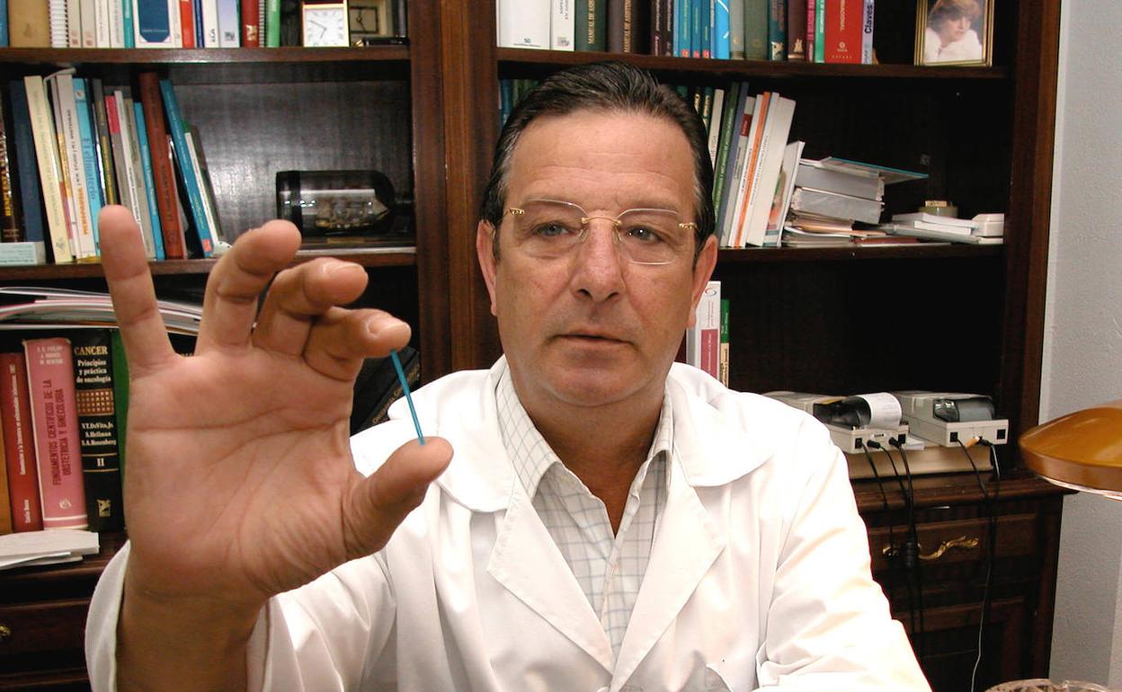 García Paradells mostrando un implante anticonceptivo en una entrevista a HOY en 2002. 