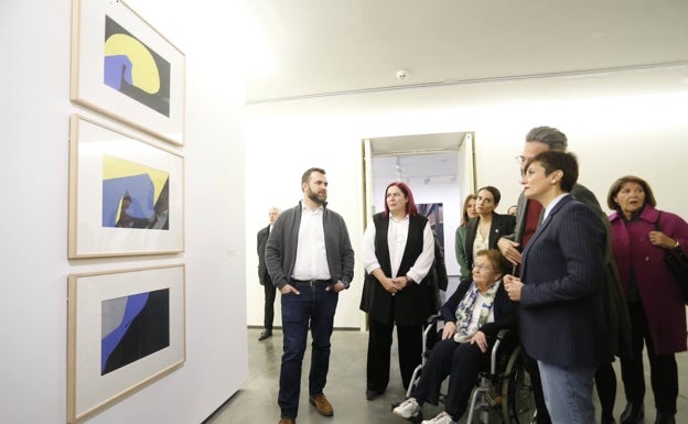 La portavoz del Gobierno y ministra de Política Territorial Isabel Rodríguez asistió a la inauguración de la exposición en el Helga de Alvear. 