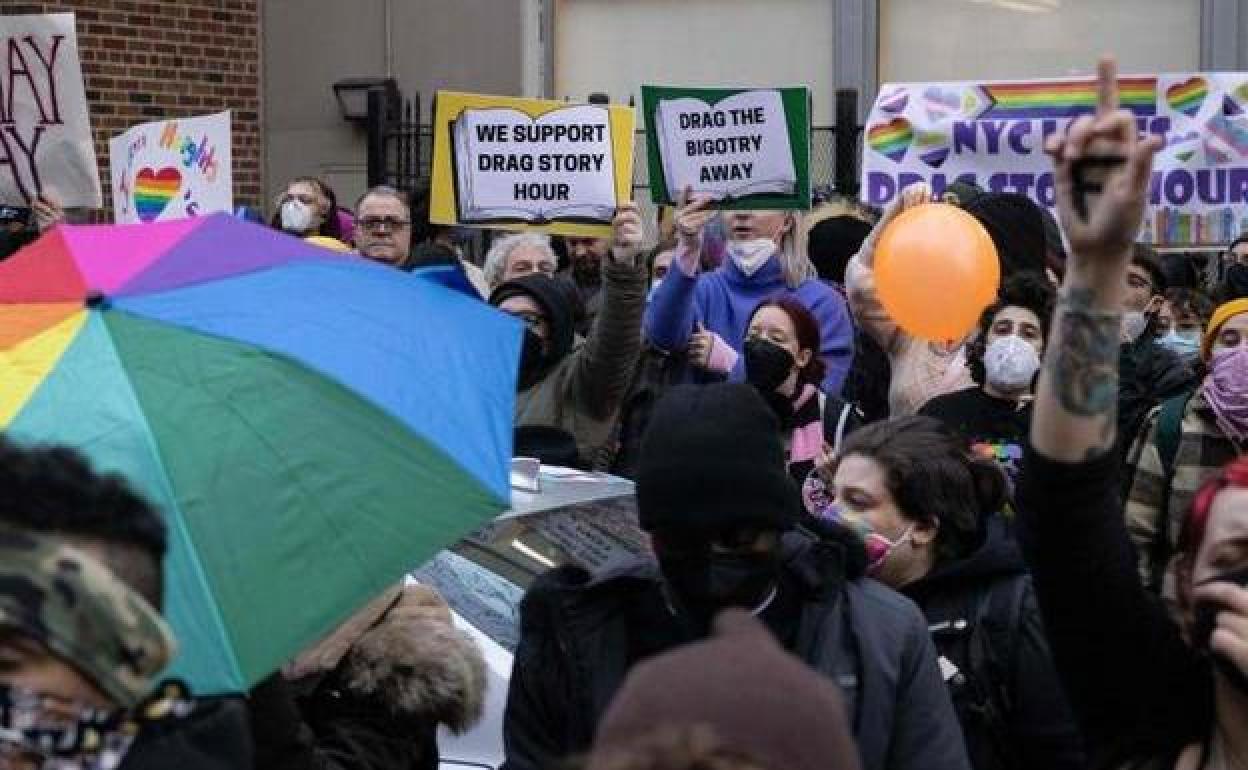 Una protesta en apoyo de Drag Story Hour en Nueva York