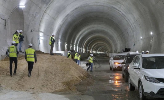 Operarios en la obra del túnel en 2017. /HOY