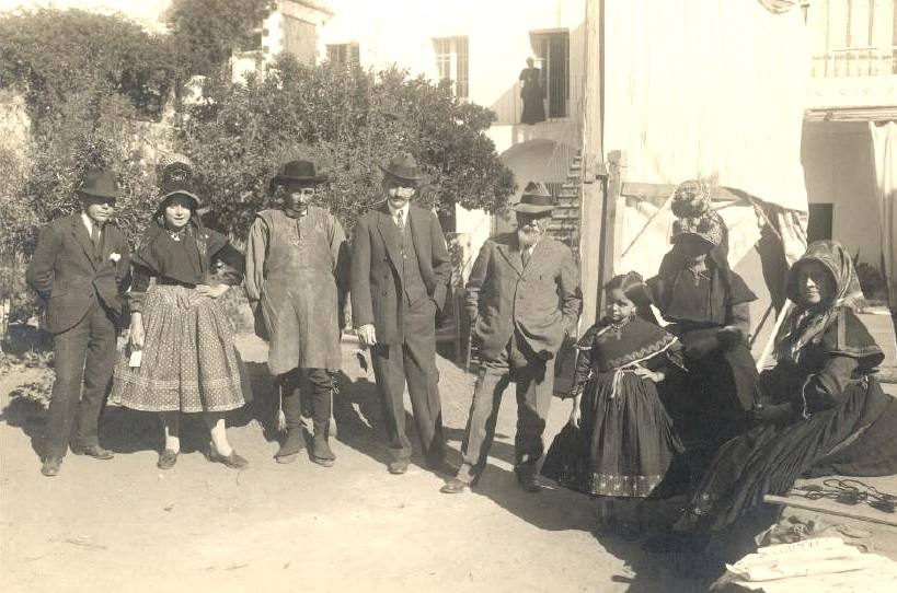 El pintor Joaquín Sorolla en Plasencia en 1917, en un descanso de cuando estaba pintando el gran cuadro ‘Extremadura. El mercado’ que está en Nueva York. Puede que con él estuviera su amigo Joaquín Rosado Munilla.