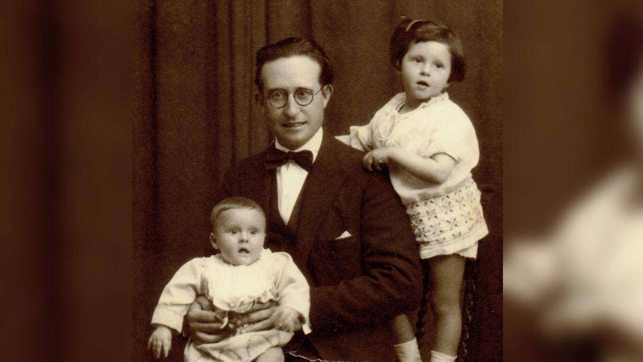 Luis Chamizo (1894-1945) con dos de sus cinco hijas.