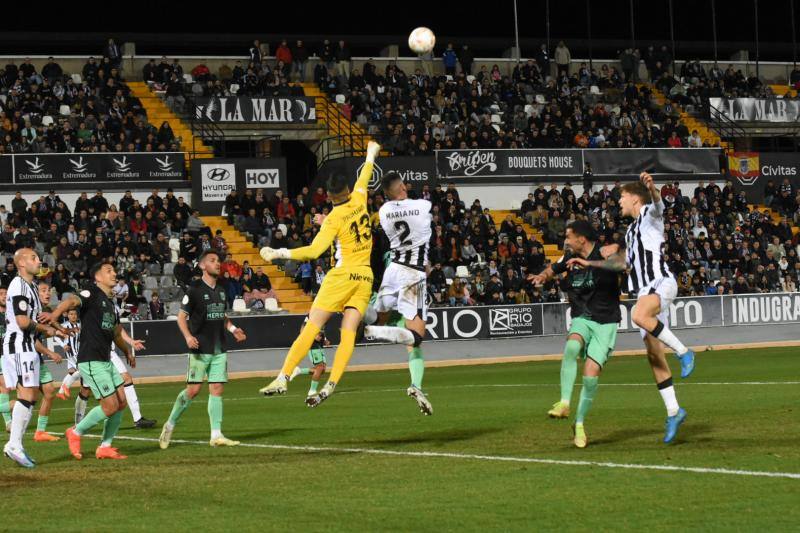 Fotos: Las mejores imágenes del derbi Badajoz-Mérida