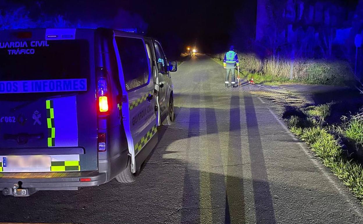 La Guardia Civil investigando el lugar del accidente. 