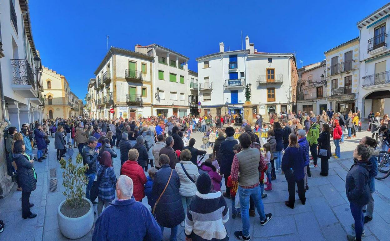Los vecinos han pedido que se cubran las bajas en los centros sanitarios.