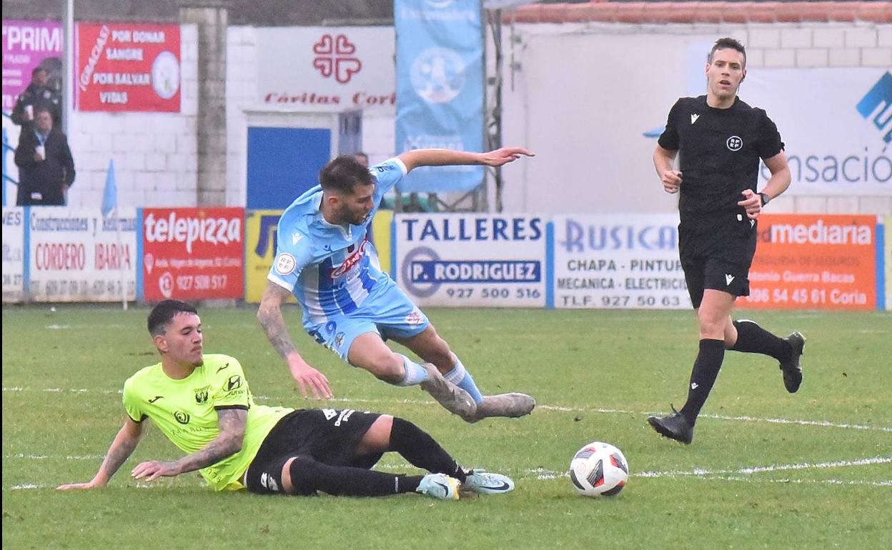 Mercadal, del Coria, entrado por un rival en el choque de este domingo ante el Leganés B. 
