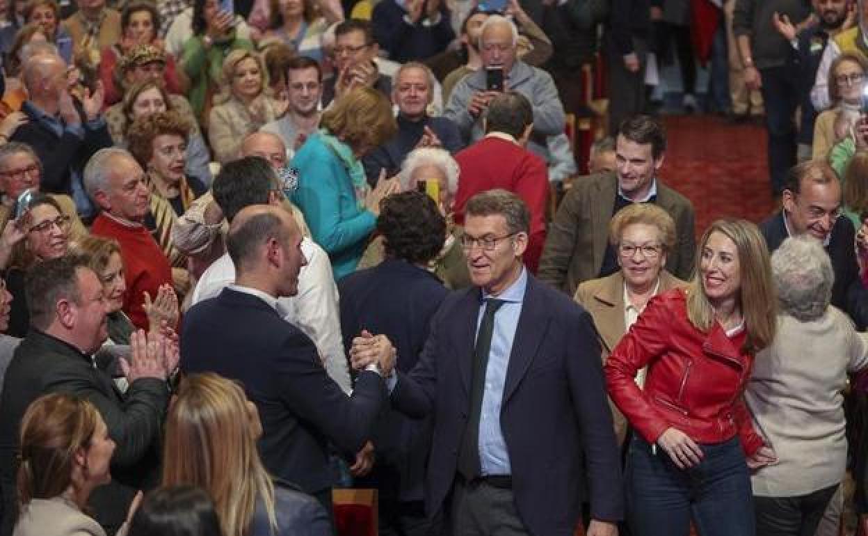 Feijóo este lunes en Cáceres acompañdo de la presidenta del PP en Extremadura, María Guardiola.