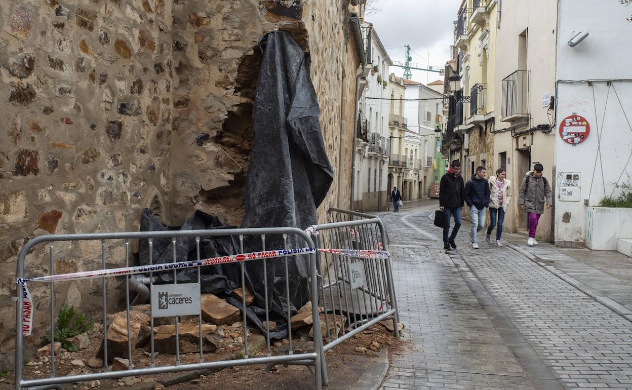 La zona dañada de la ermita permanece vallada y acordonada. Al fondo, la calle Pizarro. 