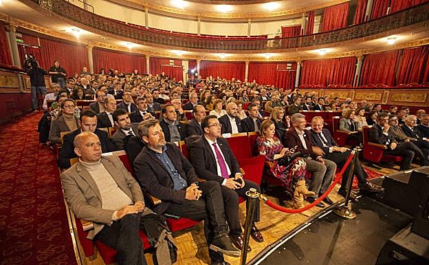 El público llenó la platea del Gran Teatro de Cáceres para escuchar a los dos afamados chefs.. 