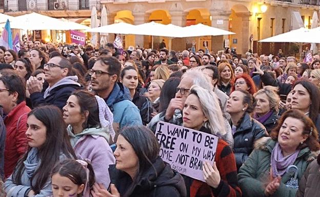 Una joven reclama libertad para las mujeres.