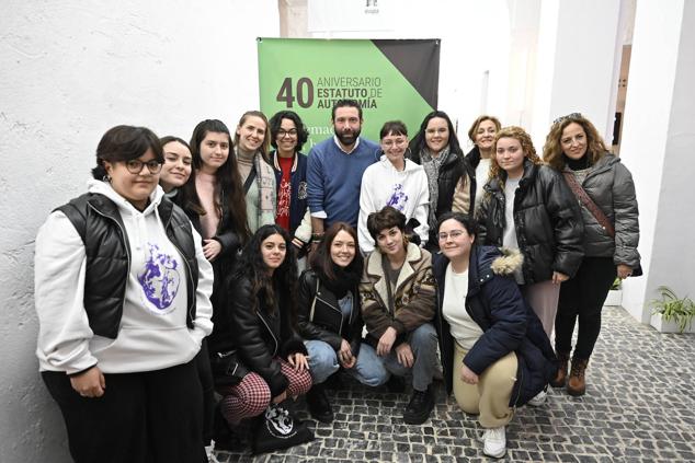 Laura Coleto, Cecilia Rodríguez, Lara Gragera, Rebeca López, Gema Prieto, Laura Caro, Raquel Rodríguez, Sofía Saavedra, Laura González, Ana Lozano, Carmen Morillo, Lara Sánchez y José Luís Durán, alumnos del Ciclo de Grado Superior de Promoción de Igualdad de Género en el Instituto Bárbara de Braganza de Badajoz. 
