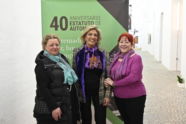 Olga Delforcallo de Fexamur; Cristina Herrera, delegada del Gobierno en Extremadura y Marilé Calvo, exdirectora de la Casa de la Mujer de Badajoz. 
