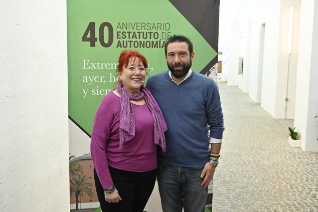 Marilé Calvo, exdirectora de la Casa de la Mujer de Badajoz y su hijo, José Luis Durán, que es alumno del Ciclo de Grado Superior de Promoción de Igualdad de Género en el Instituto Bárbara de Braganza de Badajoz. 