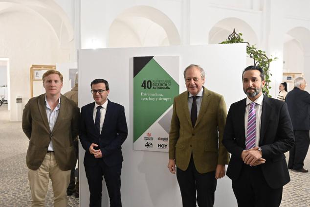 Ignacio Gragera, alcalde de Badajoz; Miguel Ángel Gallardo, presidente de la Diputación de Badajoz; Álvaro Rodríguez Guitart, director general de HOY Extremadura y ABC en Andalucía; y Ricardo Cabezas diputado Provincial del Área de Cultura, Bienestar Social, Juventud y Deporte. 