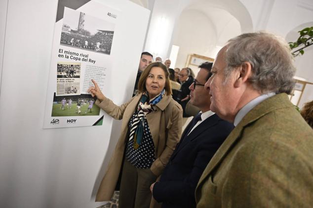 Manuela Martín, exdirectora del Diario HOY; Miguel Ángel Gallardo, presidente de la Diputación de Badajoz; y Álvaro Rodríguez, director general de HOY Extremadura y ABC Andalucía, visitan la muestra de portadas del Diario HOY. 