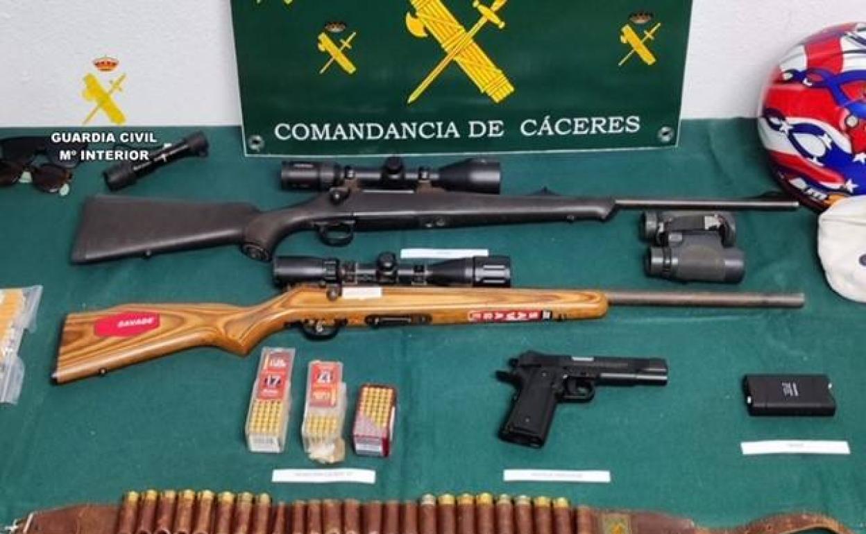 Armas y otro efectos sustraídos por los arrestados. 